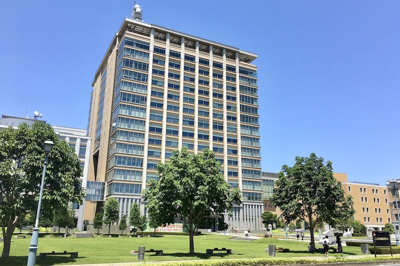 「栃木県庁」と緑豊かな芝生広場